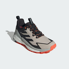 Men's Terrex Free Hiker 2.0 Low Gore-Tex in Wonder Beige Core Black Semi Impact orange